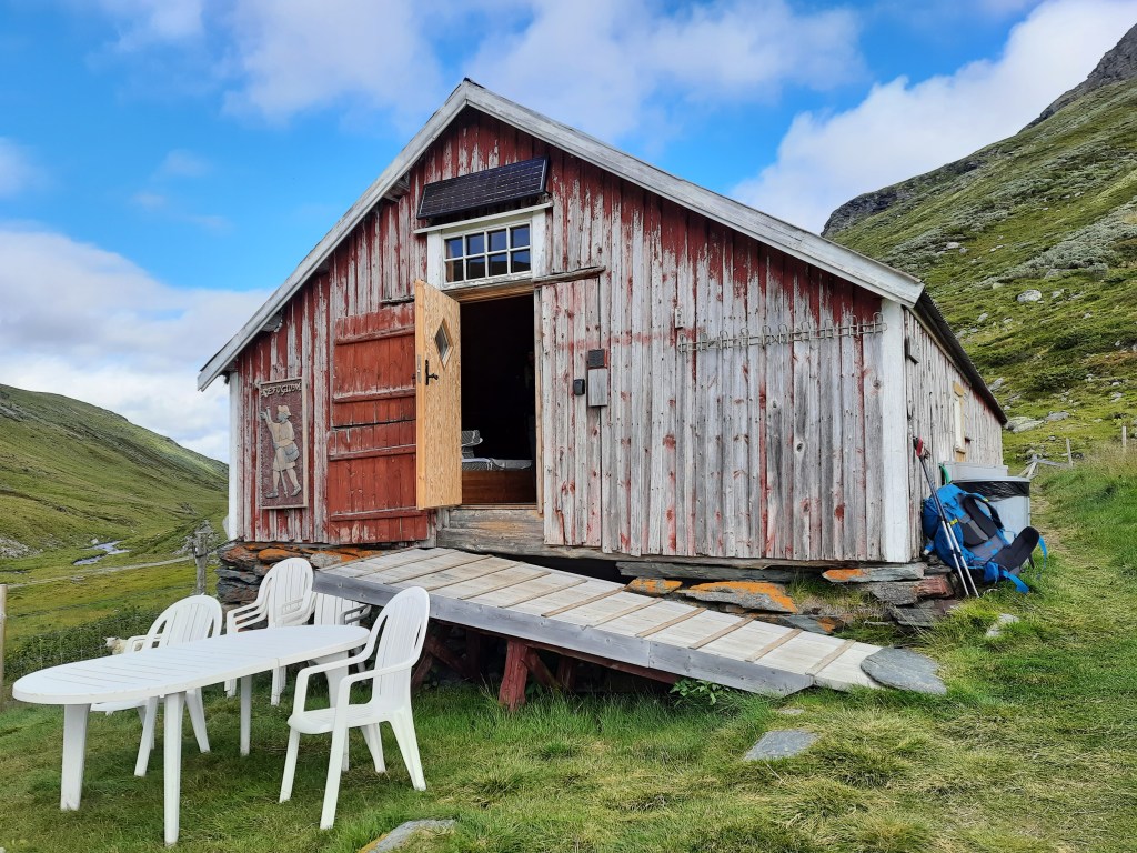 Eine Pilgerherberge von außen inmitten der Gebirgsregion Dovre.