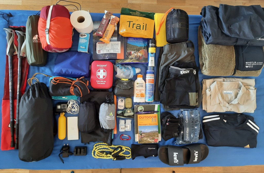 Zusammenstellung aller notwendigen Dinge auf dem Pilgerweg.