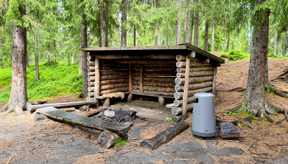 Ein Beispiel für ein Gapahuk, welches als Notunterkunft Schutz für Wanderer und Pilger bietet. 